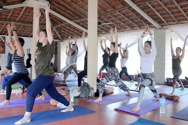 100 Latihan Guru Yoga Jam di Goa, India
