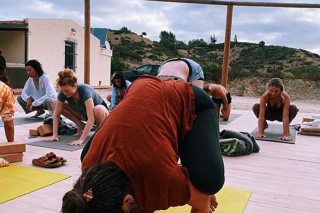 18 Hari 200 Jam Hatha/Vinyasa YTTC di Cadiz, Sepanyol