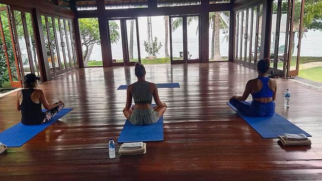6 Retret Yoga Budaya Sehari di Pantai Lovina, Bali