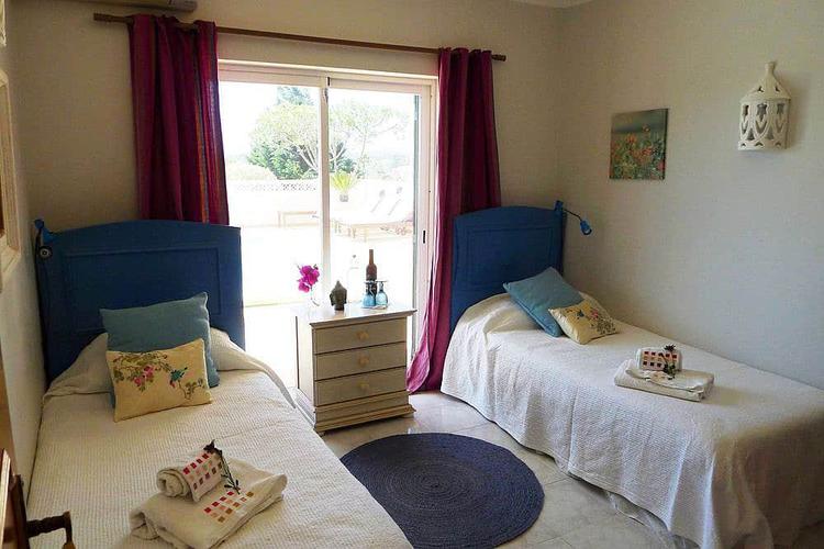 Shared Twin Bed Suite (общая ванная комната)