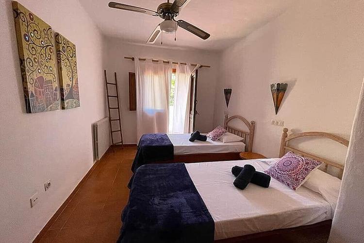 Kamar kembar berbagi dengan kamar mandi bersama