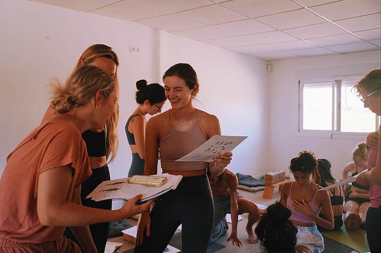 18 Hari 200 Jam Hatha/Vinyasa YTTC di Cadiz, Sepanyol