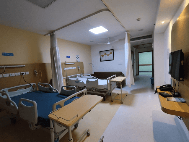 مستشفى ماكس سوبر تخصص ، القطاع 128 ، نويدا